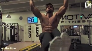 'هذا الرجل لديه عضلات بطن رائعة!!!fitness man'