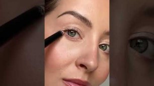 'Easy Shimmery Eye Makeup | Eye Makeup Tutorials | Bobbi Brown Cosmetics'