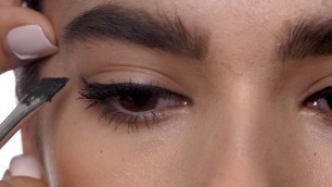 'Comment réaliser un trait d\'eyeliner parfait ? | M•A•C Cosmetics France'