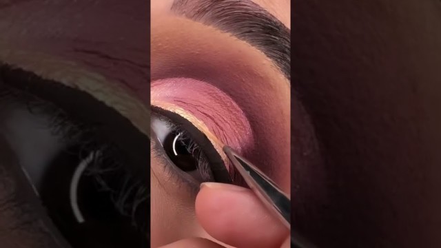 'Mixing Water and eye shadow mix make eyeliner any color you want ! Credit goes to glammakeupbyamina'