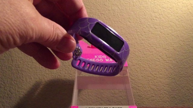 'Gabba Goods Kids Fitness Watch Charging'