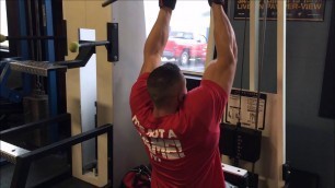 'How to Perform the Reverse Grip Lat Pulldown | Tiger Fitness'