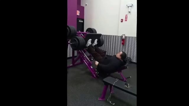 '1,118pds Leg press up in Planet fitness (Brownsville).mp4'