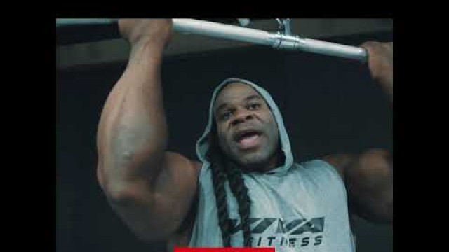 'Kai Greene training on VIVA Fitness IT95 Series – Selectorized Station'