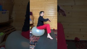 'YOGA : FLEXION DE HANCHES AVEC UN GROS BALLON'