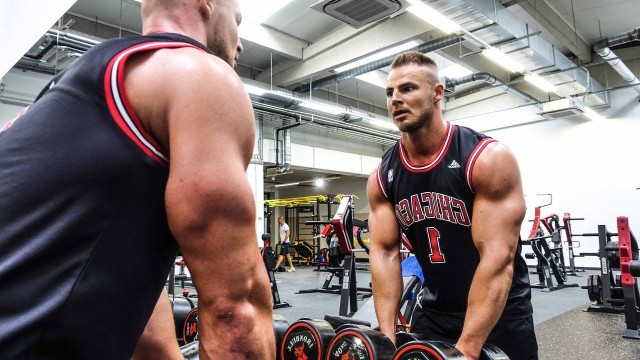 'KOMPLETTES SCHULTER TRAINING | Übungen im Schulter Workout für BREITE SCHULTERN'