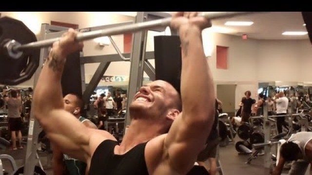 'Gold`s Gym Training Part 3 - Schulter Training/1 - LA Fitness'