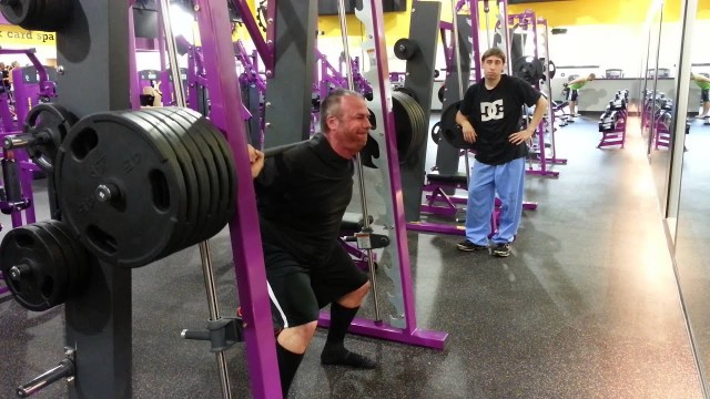 'Planet Fitness 560lb smith full squat \"attempt\"'