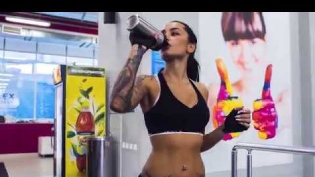 'HOT TATTOO FITNESS MODEL - SEXY WORKOUT'