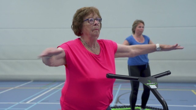 '‘Bouncen, dat is het!’ Jenny (89) blijft in vorm met jumping fitness'